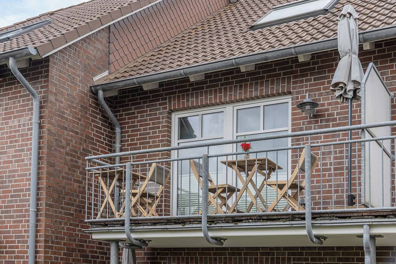 Hochwertig und hell: Die Obergeschosswohnung besticht durch die erlesene und geschmackvolle Raumgestaltung. Zudem verfügt sie über eine kleine Galerie mit Sitzgelegenheit und Balkon. — Bild 3