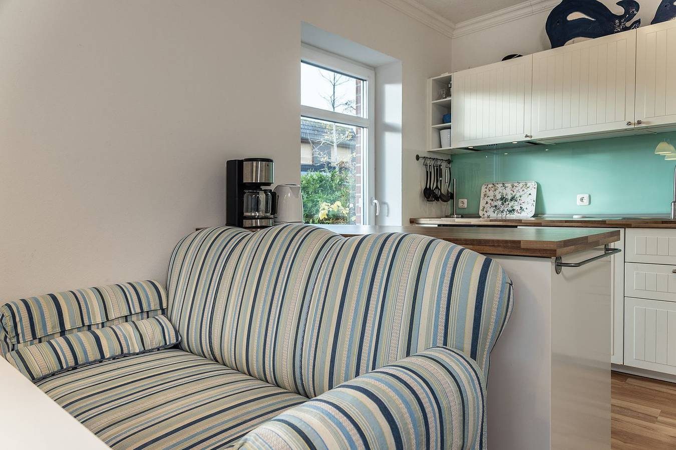 Stress adé: Dieses 2015 fertiggestellte, behindertenfreundliche Ferienhaus liegt an der Kurpromenade, dem besten und schönsten 
Weg direkt zum Meer. Auf 2 Terrassen und einem Balkon mit Blick auf die Harle kann man das Sonnenbaden genießen. — Bild 2