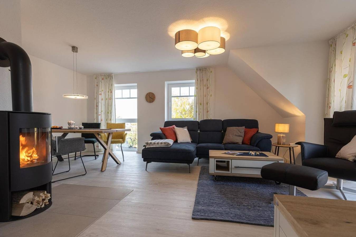 80qm Ferienwohnung direkt am Wasser mit Kamin und Balkon für 4 Personen — Bild 2