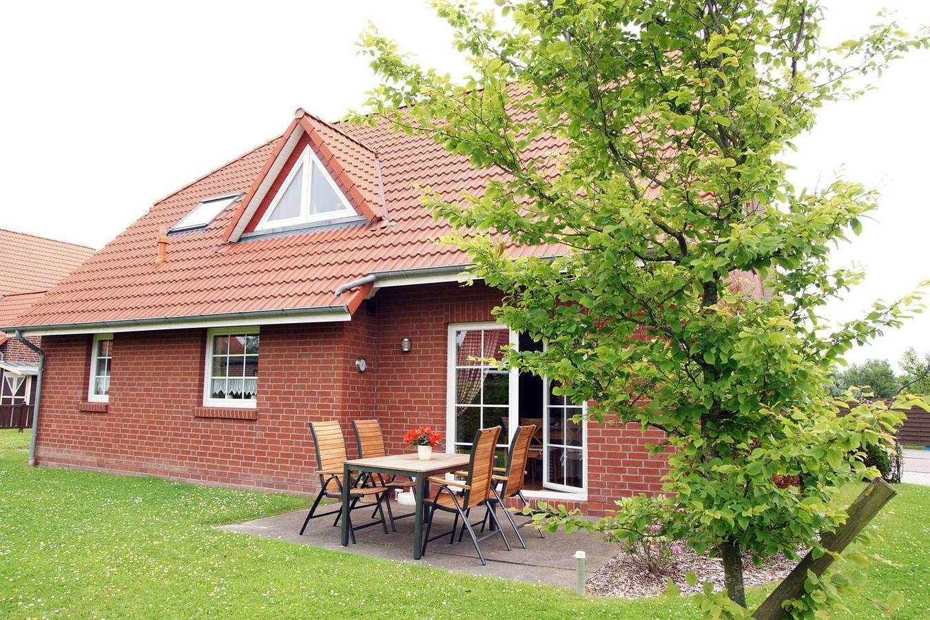 Friesenhaus Heike, 6 Personen zzgl. Kleinkind, eigener Garten, 3 Schlafzimmer — Bild 2