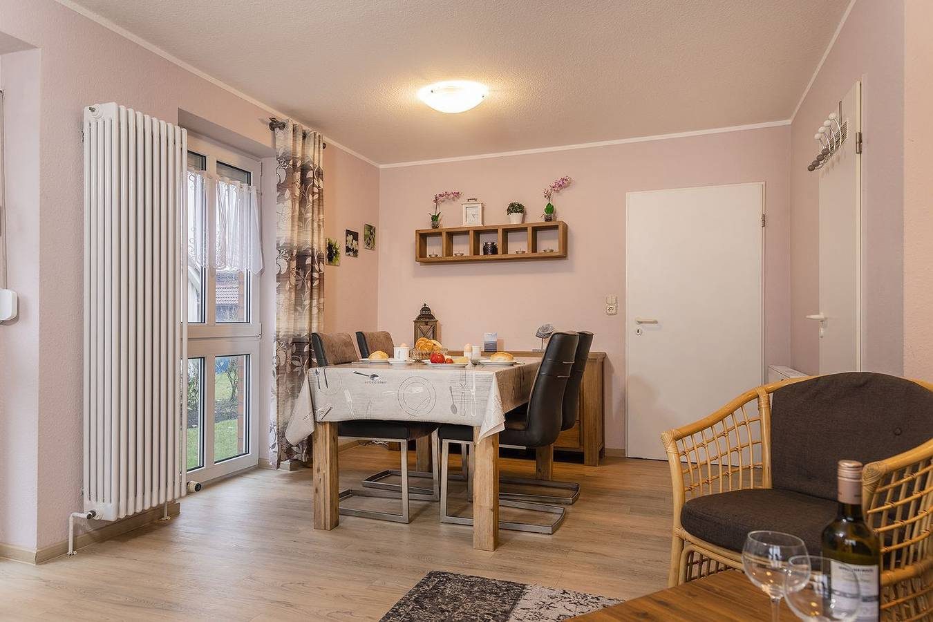 Das Ferienhaus liegt nahe dem Innenhafen in Harlesiel und bietet viel Platz für bis zu 5 Personen. — Bild 3