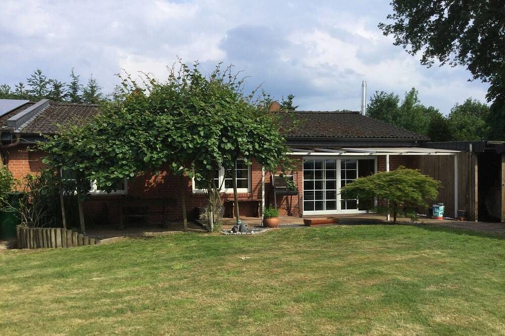 Großzügige Ferienwohnung mit Garten, Terrasse und Kamin