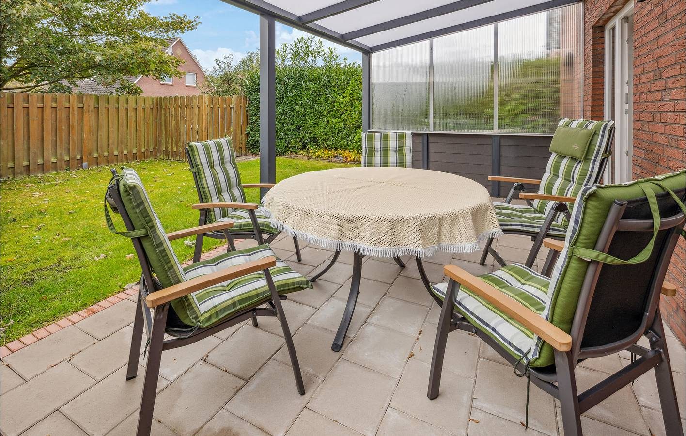Geräumige Wohnung mit Parkplatz, Terrasse und Garten — Bild 2