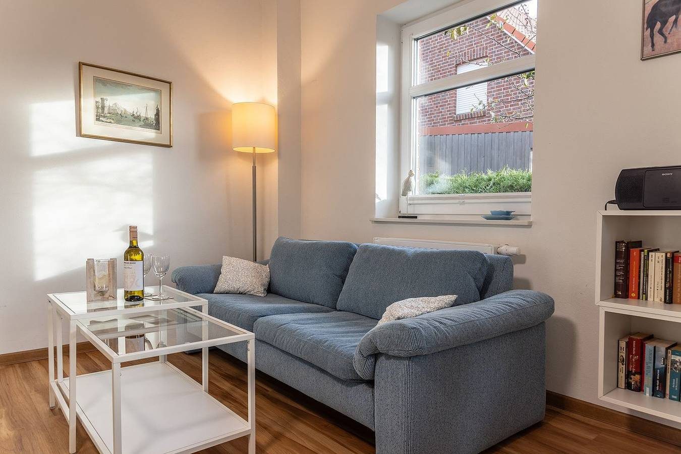 Stress adé: Dieses 2015 fertiggestellte, behindertenfreundliche Ferienhaus liegt an der Kurpromenade, dem besten und schönsten 
Weg direkt zum Meer. Auf 2 Terrassen und einem Balkon mit Blick auf die Harle kann man das Sonnenbaden genießen. — Bild 5