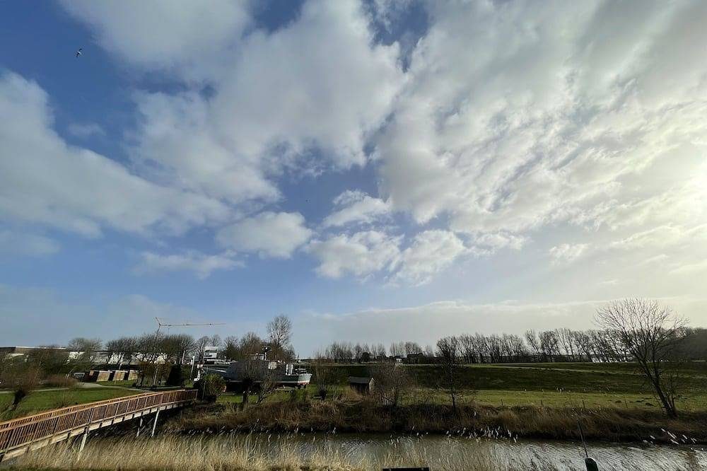 Blickrichtung Nordsee und Deichlandschaft, sonniger Balkon, Fahrräder inkl. — Bild 3