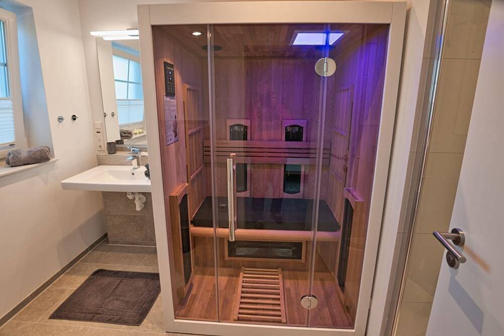 100qm Ferienhaus mit Infrarotkabine, Kamin, Garten & überdachter Terrasse — Bild 4