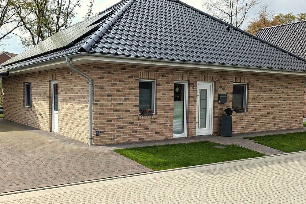 Alleinstehendes Ferienhaus mit überdachter Terrasse — Bild 3