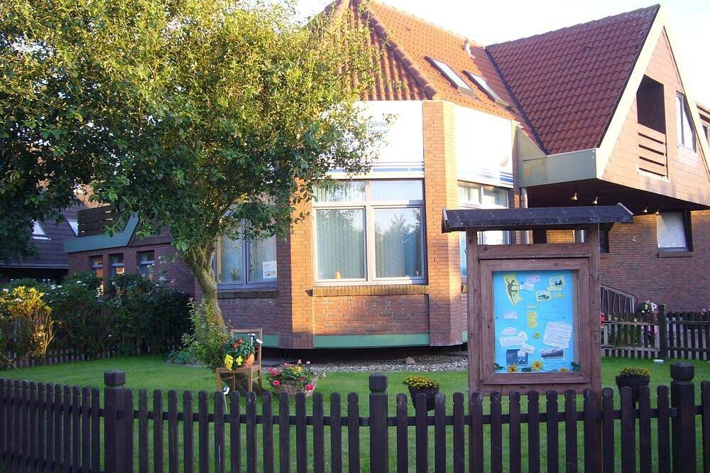 Fewo2 für Familien, auch mit Hund, Blick auf den Deich und kurzer Weg zum Strand