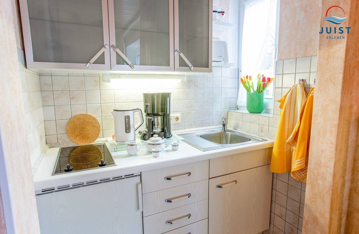 Farbenfroh gestaltete Ferienwohnung im Zentrum, ideal für Paare, mit Südbalkon. — Bild 5