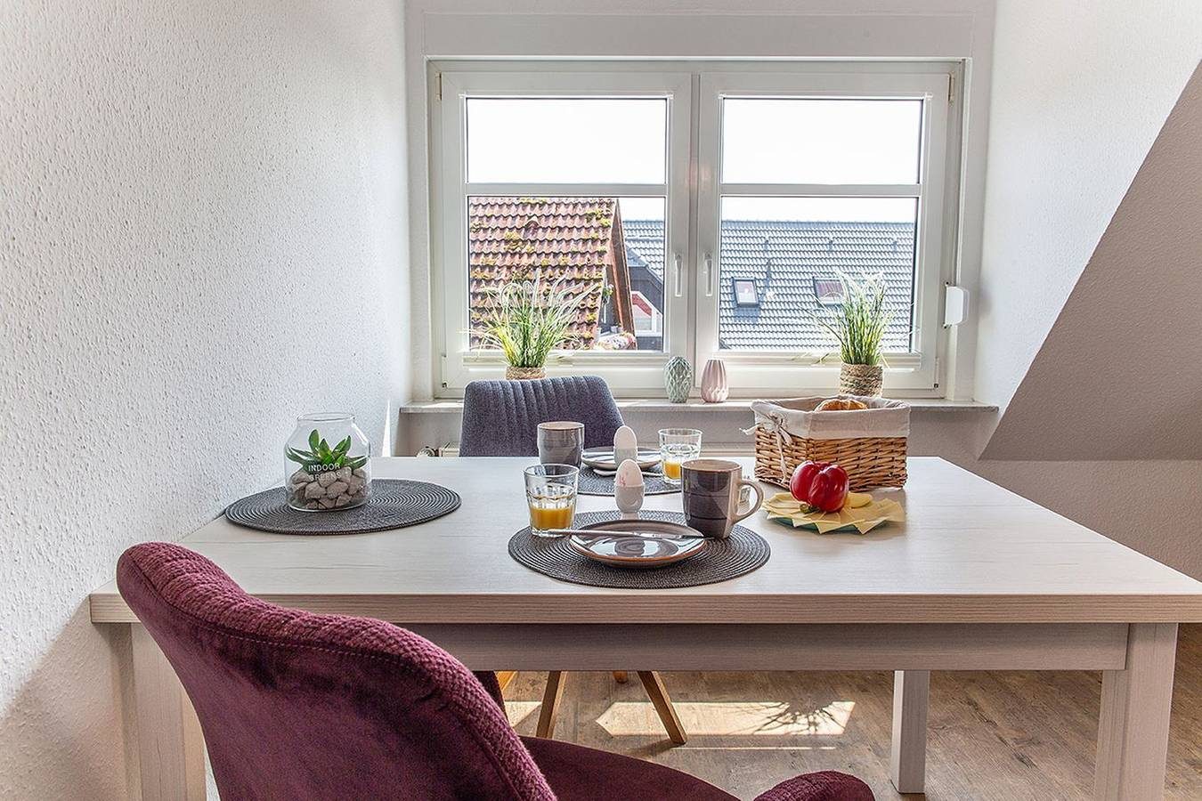 Lauschigkeit pur: Die freundliche Og-Wohnung (mit separatem Eingang) wurde 2021 neu renoviert. — Bild 2