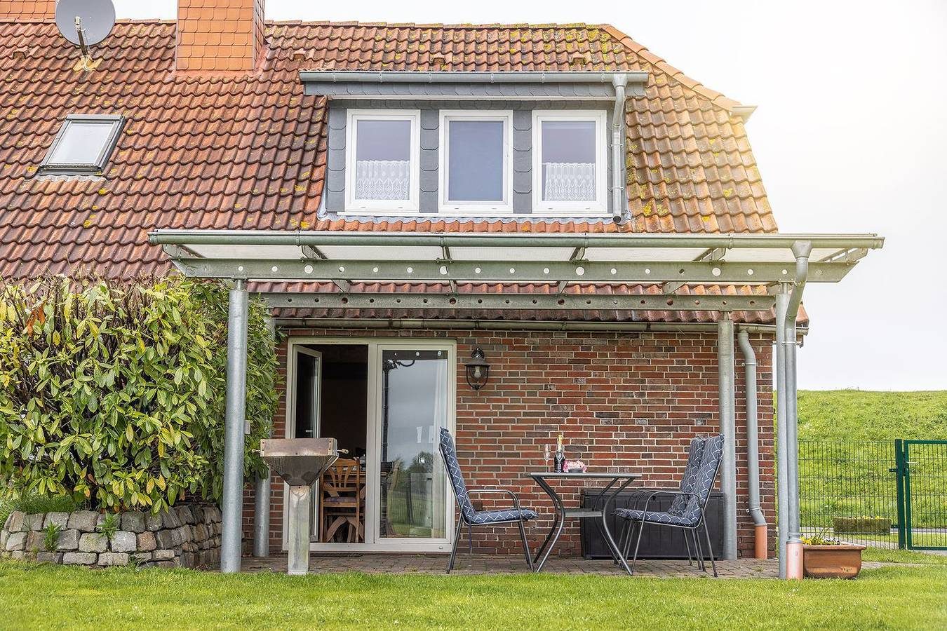 Geschichtsträchtiges Haus sowie historischer Ort: Die urgemütliche und neu renovierte Doppelhaushälfte ist ein ehemaliges Landarbeiterhaus und steht in einer denkwürdigen Gegend. Denn die Goldene Linie entstand im 17. Jahrhundert als Grenze zwischen 
