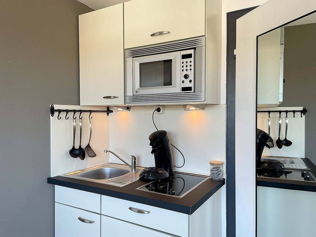 Das kuschelige Apartment Coco mit kleiner Kitchenette und Dusche/Wc ist ideal für 2 Personen geeignet — Bild 5