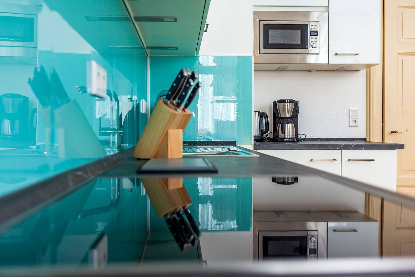 2-Zimmer Appartement mit luftiger 3 m Deckenhöhe direkt in der Fussgängerzone — Bild 2