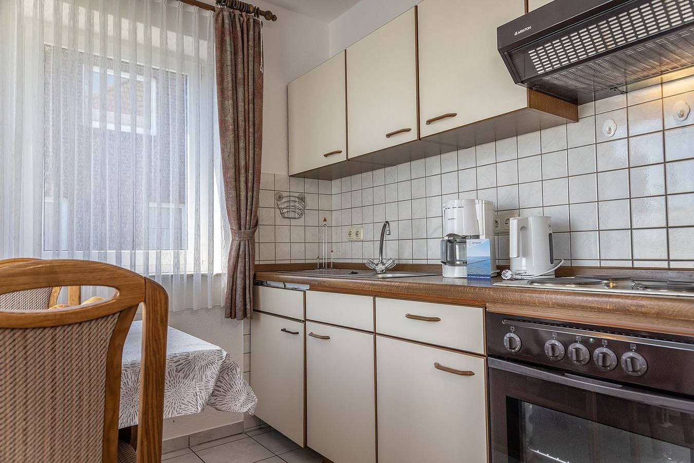Freie Sicht und idyllisch: Die Erdgeschosswohnung punktet vor allem durch ihre ruhige Lage. Der unverbaute Blick auf die grünen, saftigen Felder Ostfrieslands wird Sie erfreuen. Das Domizil bietet Platz für 4 bis 5 Personen. — Bild 3