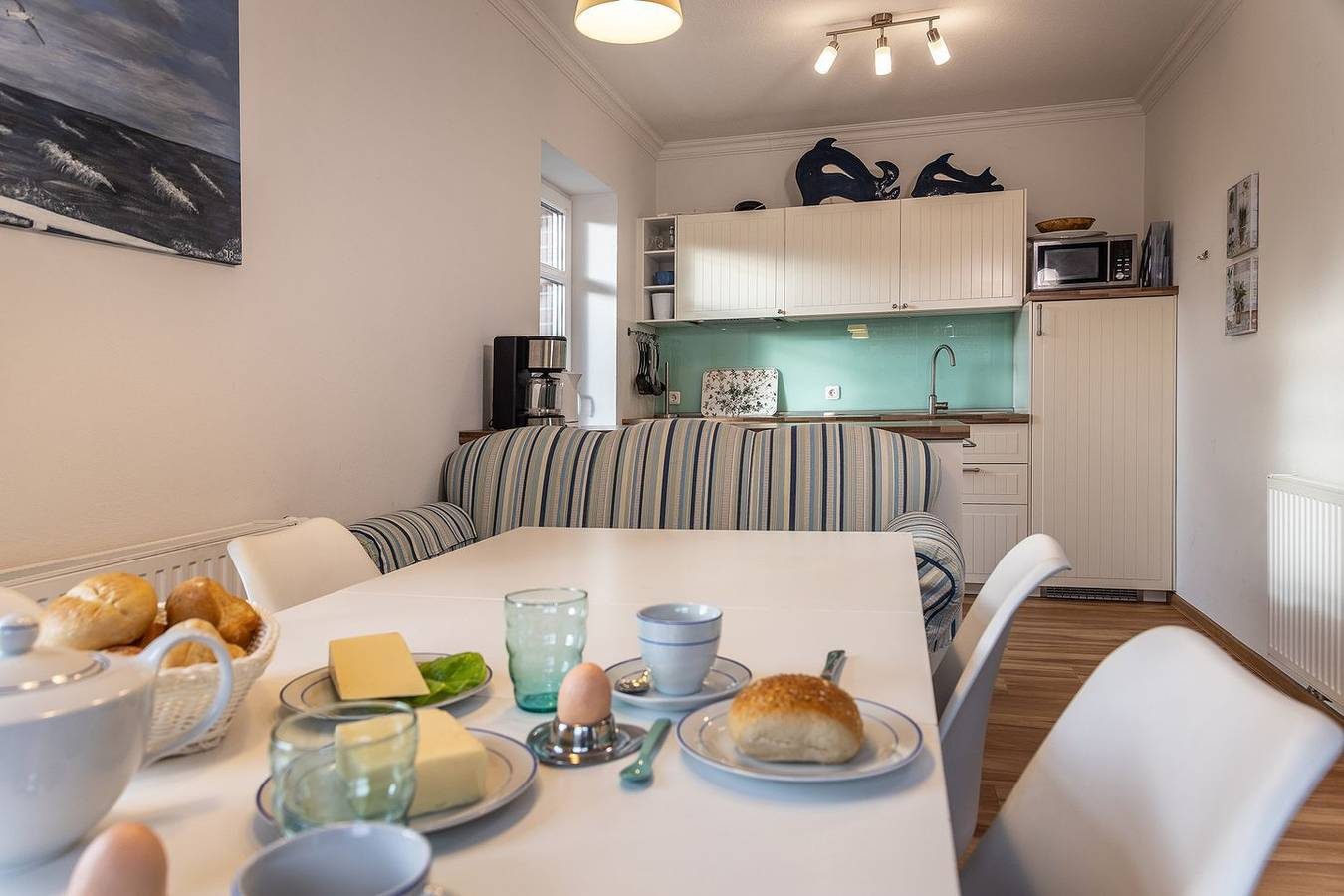 Stress adé: Dieses 2015 fertiggestellte, behindertenfreundliche Ferienhaus liegt an der Kurpromenade, dem besten und schönsten 
Weg direkt zum Meer. Auf 2 Terrassen und einem Balkon mit Blick auf die Harle kann man das Sonnenbaden genießen.