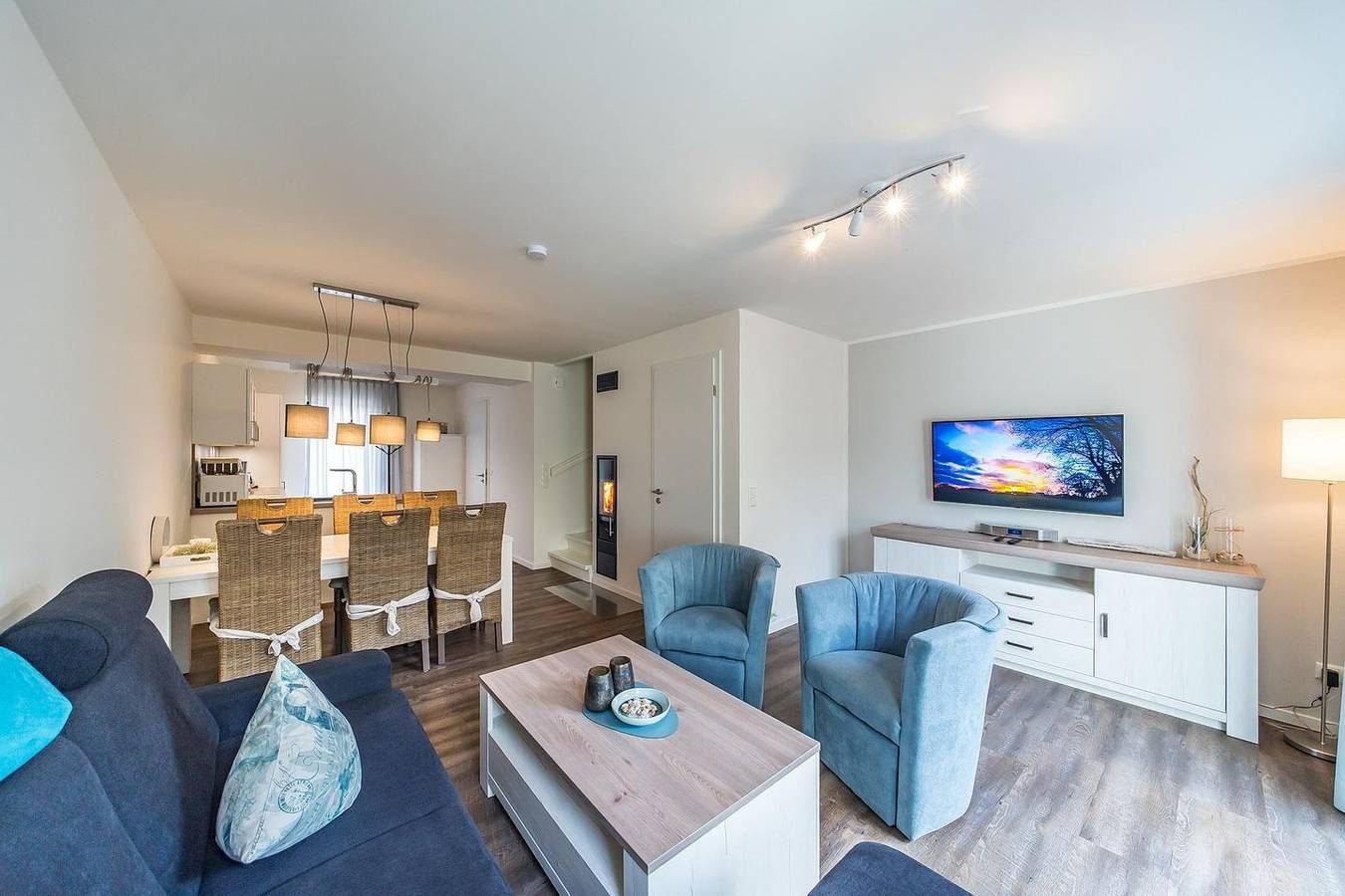 Tolles Ferienhaus mit Sauna, Kamin, Terrasse am Wasserlauf und Balkon zum Deich — Bild 2