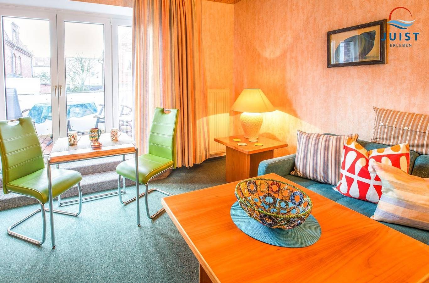 Farbenfroh gestaltete Ferienwohnung im Zentrum, ideal für Paare, mit Südbalkon. — Bild 2
