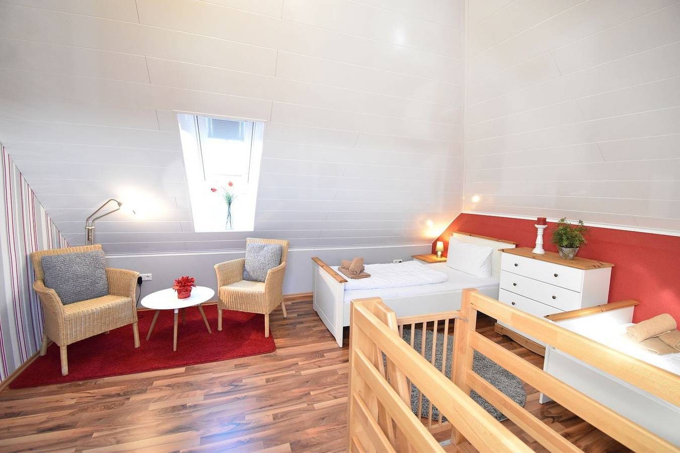 Sonneck - Gemütliche Ferienwohnung im Obergeschoss in ruhiger Lage. — Bild 2