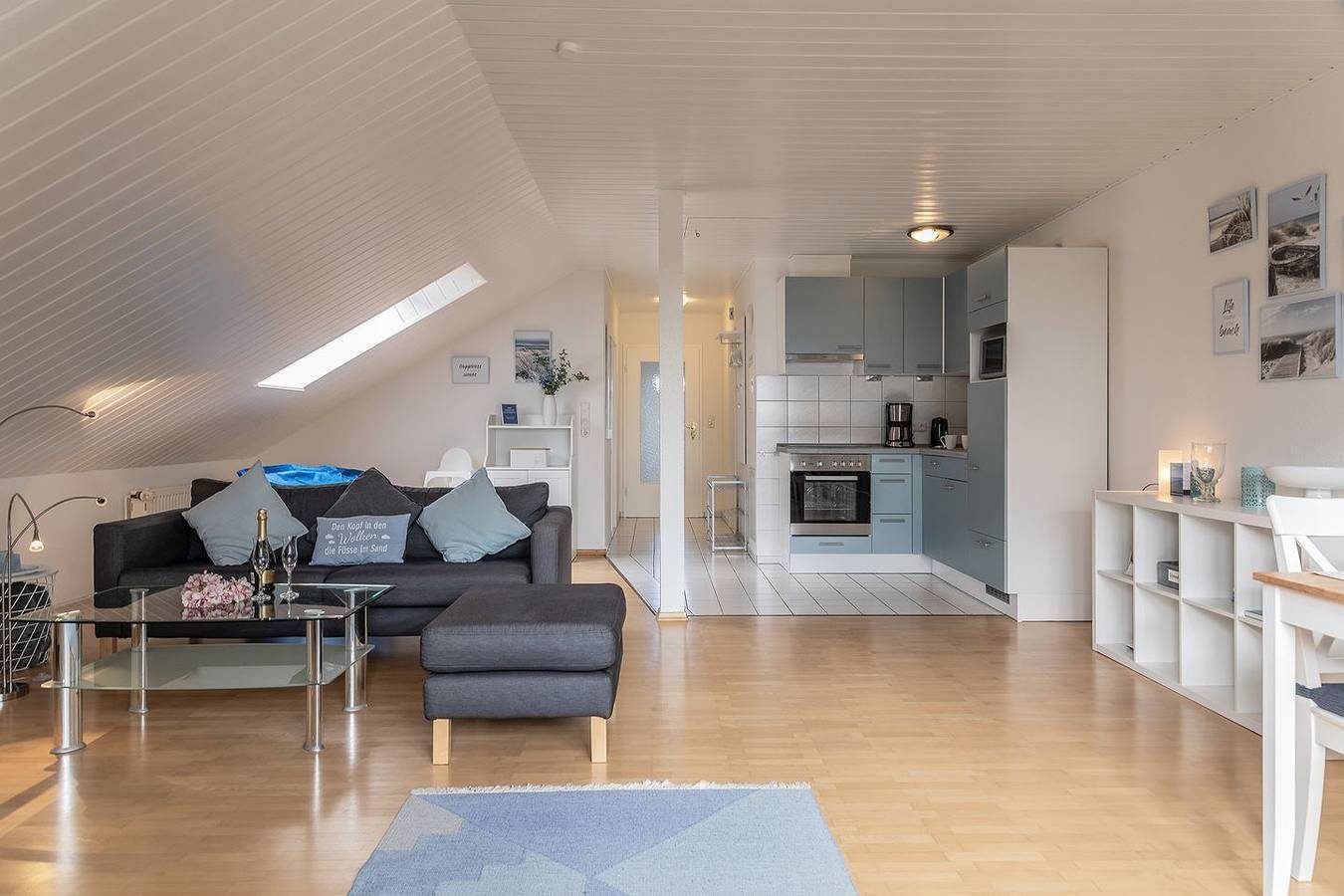 Sensationell in jeder Hinsicht:
Die Obergeschosswohnung mit ihren 60qm hat ein gemütliches Ambiente, bei guter Sicht einen großartigen Blick bis zu den Inseln Wangerooge und Spiekeroog.