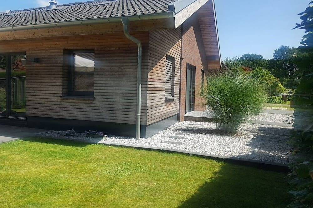 Modernes Haus mit großem Garten. Die Natur direkt vor der Tür. — Bild 2