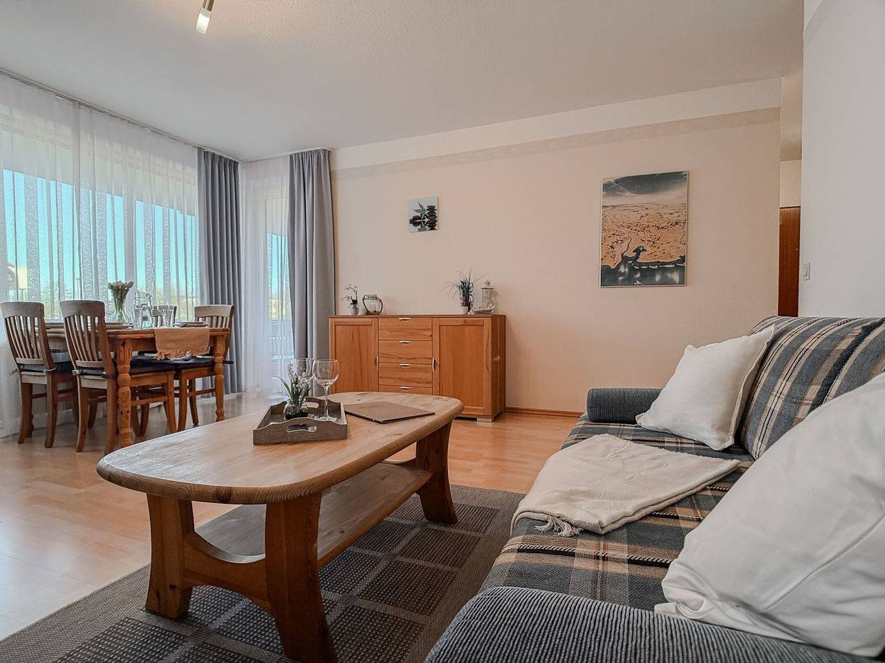 "Ein Zuhause auf Zeit: Ihr perfekter Rückzugsort mit Balkon und Schiffsblick"
