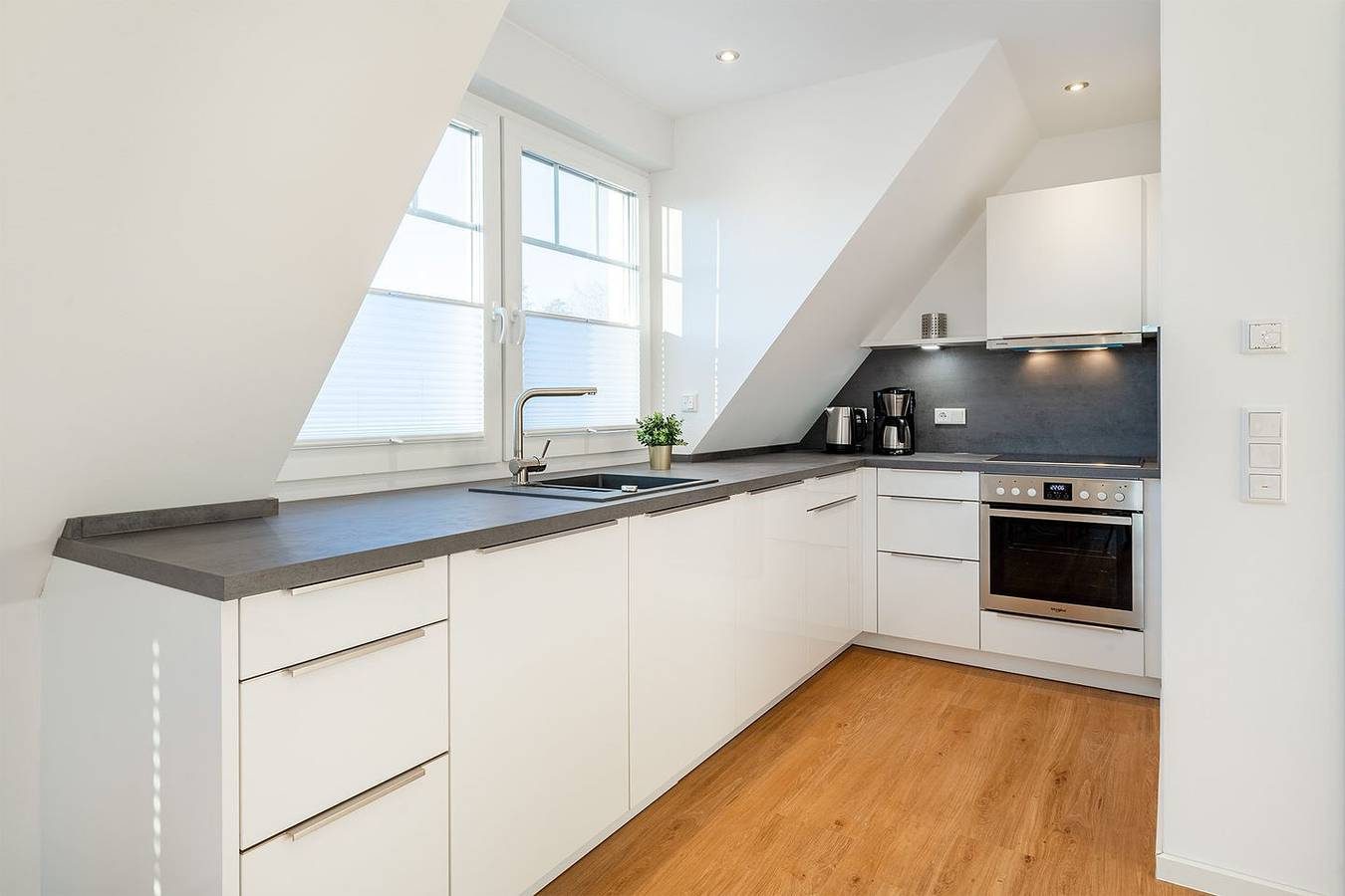 Moderne Obergeschosswohnung am Hafen: Lichtdurchflutetes Wohnen mit Komfort — Bild 2