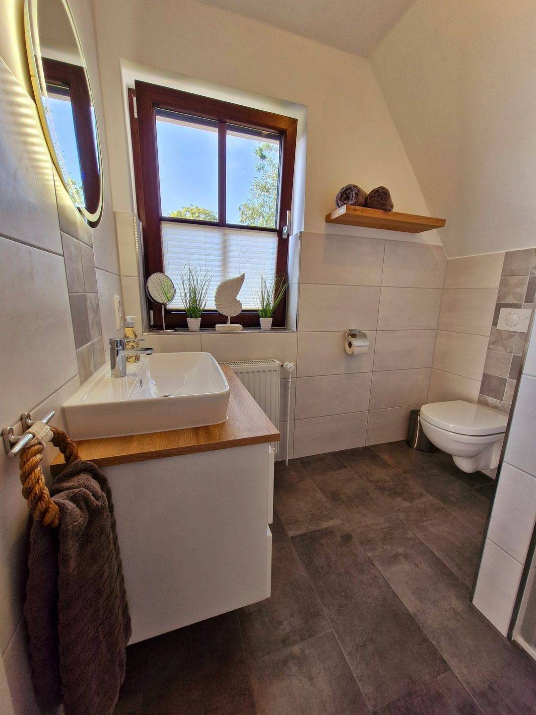 "Erlebe unvergessliche Tage in der Ferienwohnung Harlesand am Museumshafen!" — Bild 3