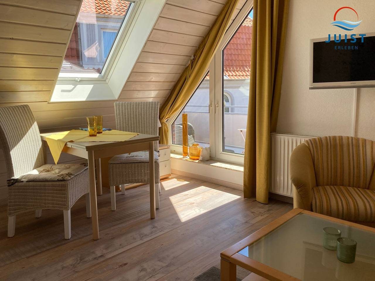 moderne Dachgeschosswohnung mit Balkon, ideal für den Urlaub als Paar