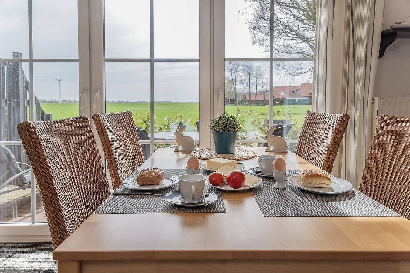 Einfach mal ausspannen und nichts tun: Diese ruhig gelegene Ferienunterkunft von ca. 50 qm hat eine fabelhafte Terrasse mit unverbautem Blick auf die grünen Felder Ostfrieslands. — Bild 5