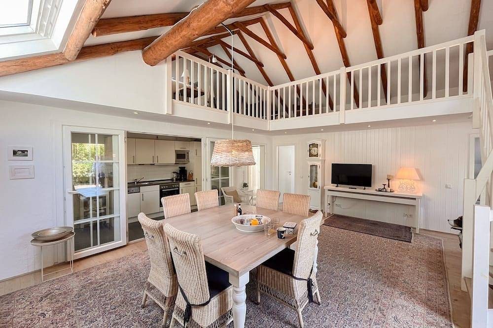 Modernes Ferienhaus in einmaliger Lage direkt am Deich, Haushälfte