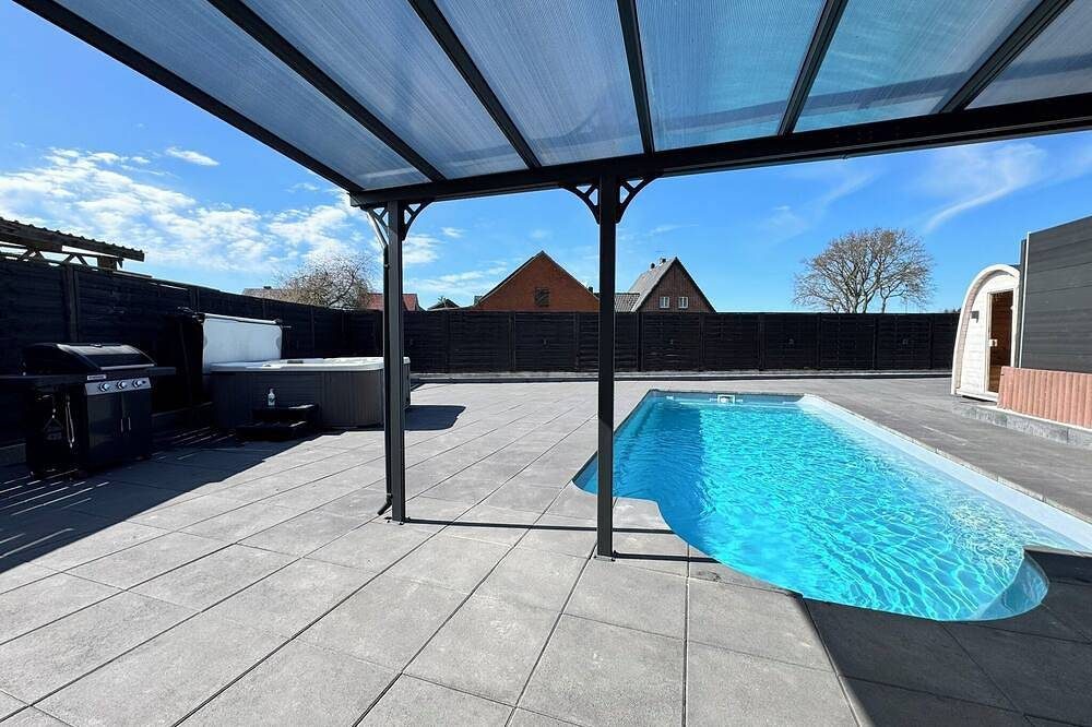 Entspannen Sie sich im Pool, Whirlpool, Sauna oder im holzbefeuerten Hottub.