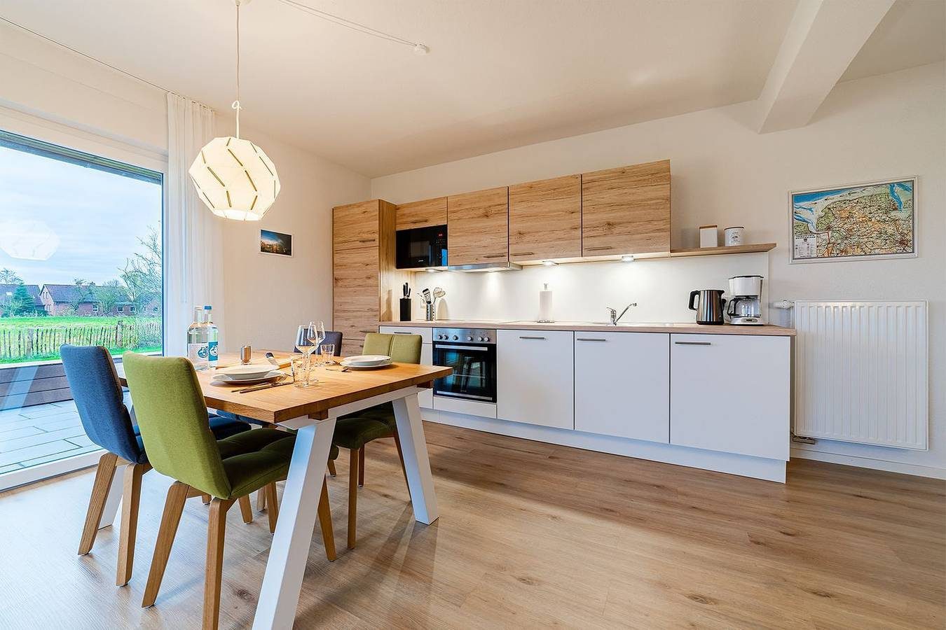 Moderne Ferienwohnung "Köken" mit Blick auf die Greetsieler Zwillingsmühlen — Bild 2