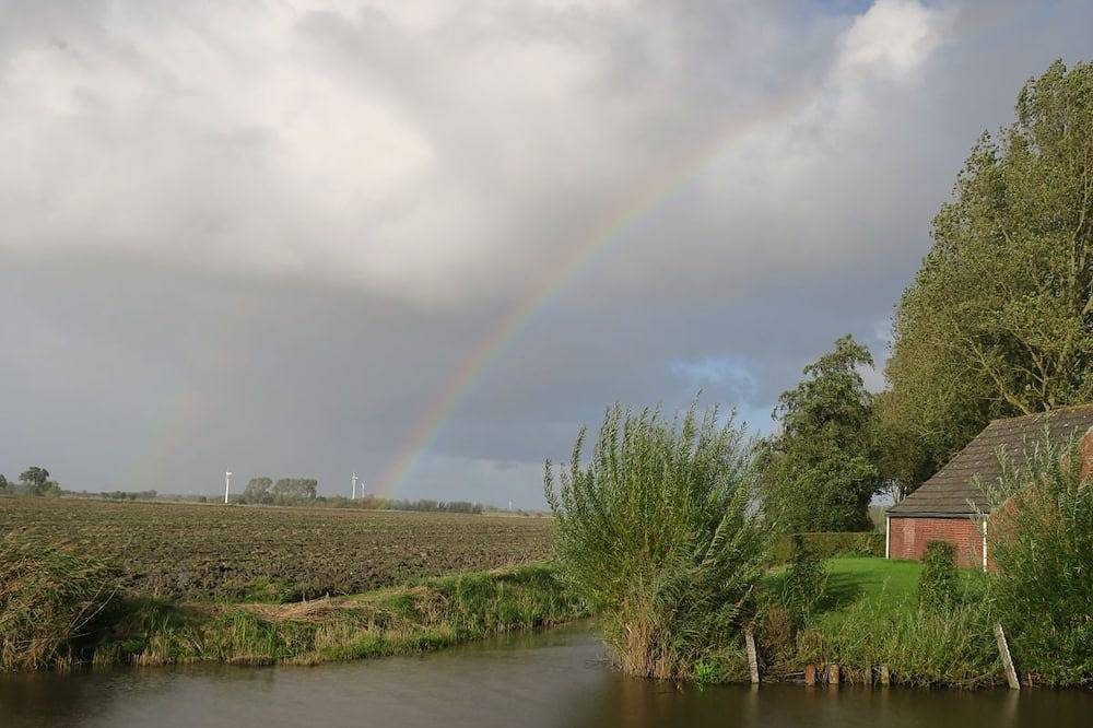 Haus am Kanal Nähe Greetsiel, Ruderboot\nangeln direkt vom Steg, Haustier erlaubt