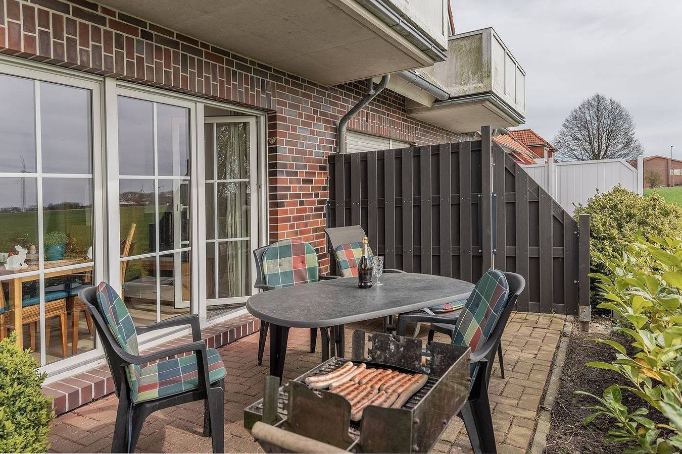 Einfach mal ausspannen und nichts tun: Diese ruhig gelegene Ferienunterkunft von ca. 50 qm hat eine fabelhafte Terrasse mit unverbautem Blick auf die grünen Felder Ostfrieslands.