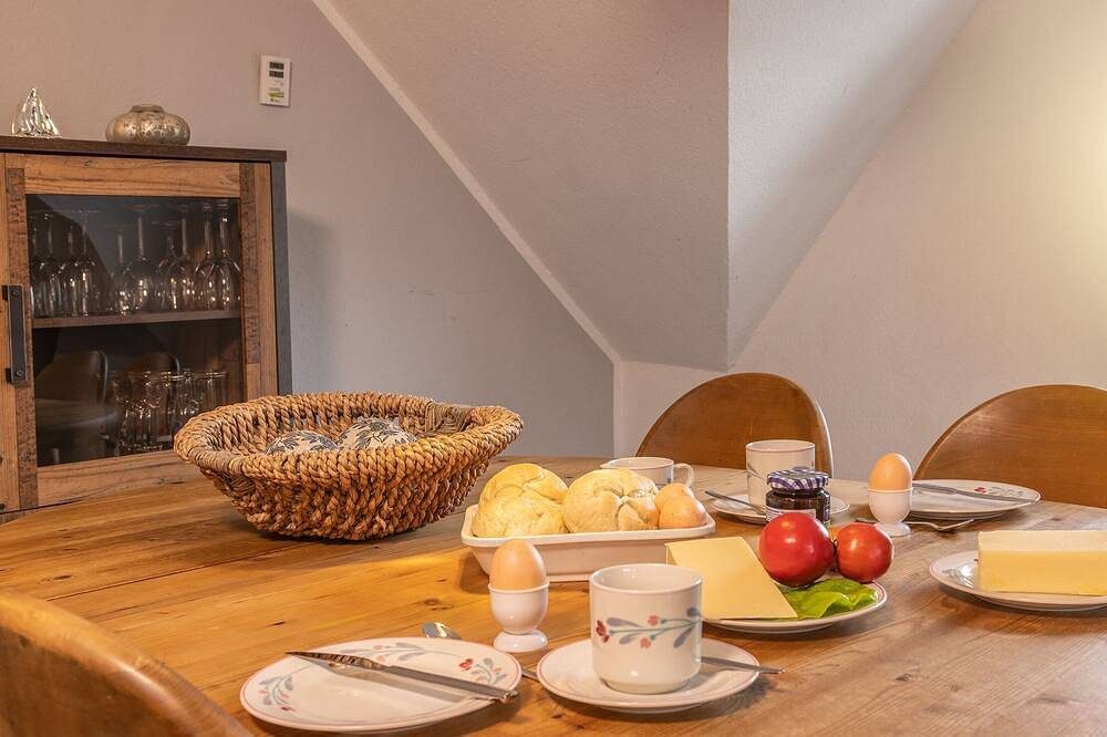 Gemütlich eingerichtete Ferienwohnung im Ober- und Dachgeschoss (Maisonettenstil — Bild 3