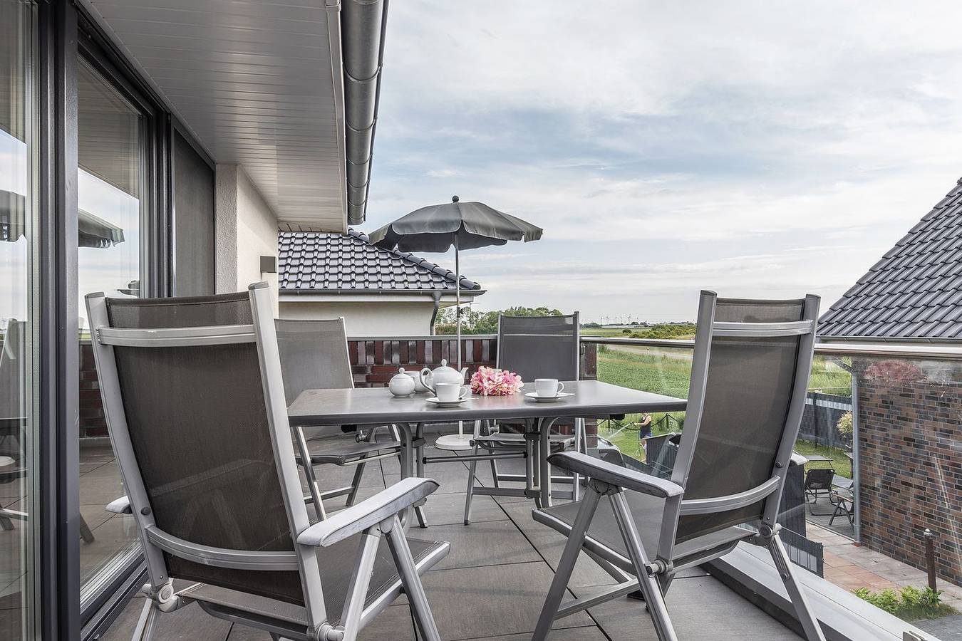 Einfach mal etwas anderes! Das 2015 fertiggestellte Ferienhaus mit dem besonderem Flair, bietet auf ca. 80 qm alle Annehmlichkeiten, die 4 Erwachsene und ein Kleinkind benötigen.
