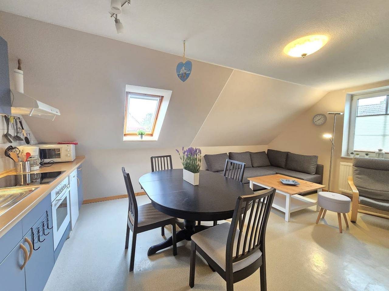 Willkommen in unserer gemütlichen Ferienwohnung Strandbrise für bis zu 4 Personen, die im Erdgeschoss eines ruhigen Hauses in direkter Nähe zum Deich in Neßmersiel liegt. — Bild 2