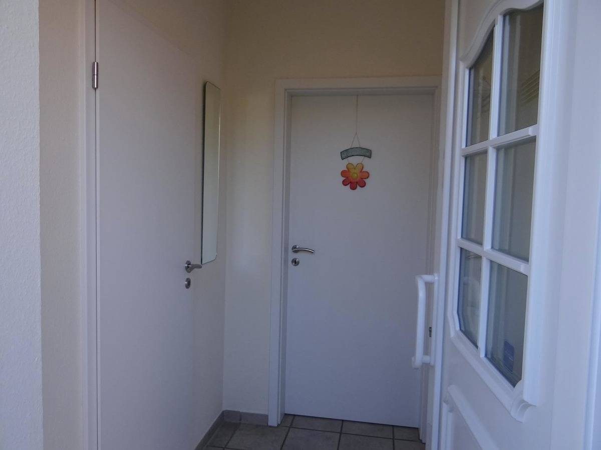 Harmonisch und gemütlich: Die geschmackvoll eingerichtete Doppelhaushälfte von ca. 70 qm lässt keine Wünsche offen. Auf der lauschigen Terrasse lassen sich wunderbare Stunden verbringen. — Bild 5