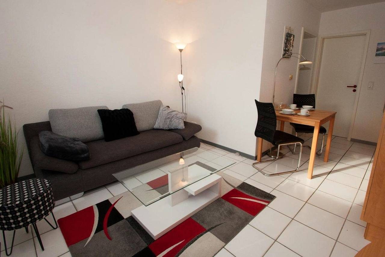 Die niedliche Ferienwohnung mit ihren 42 qm bietet Raum für 2 Erwachsene und 1 Kleinkind. Zudem ist sie sehr lichtdurchflutet und hat einen reizenden Freisitz vor dem Eingang.