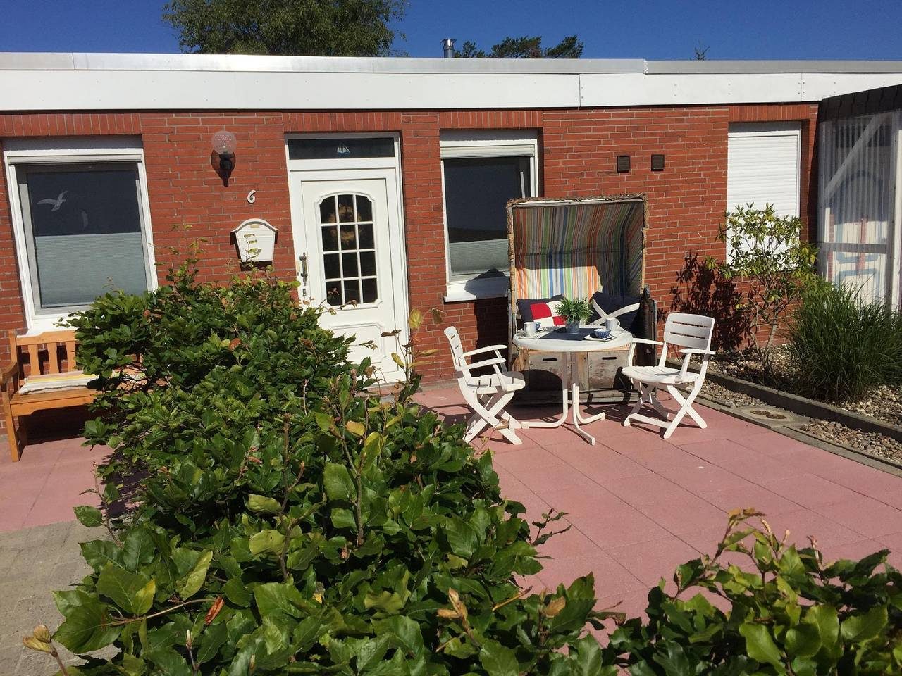 Nettes Ferienhaus in Dornumersiel mit Grill, Garten und Terrasse