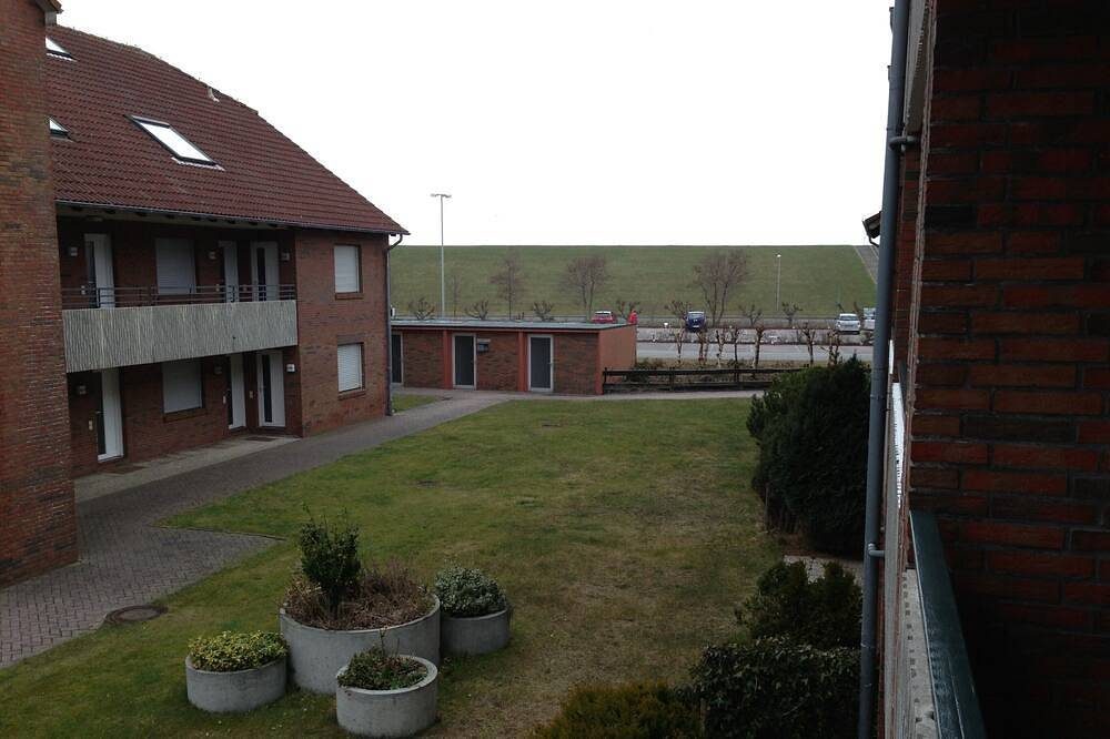 Ferienwohnung direkt am Strand in Norddeich  Parkplatz am Haus — Bild 2