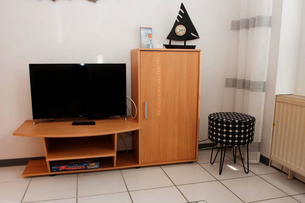 Die niedliche Ferienwohnung mit ihren 42 qm bietet Raum für 2 Erwachsene und 1 Kleinkind. Zudem ist sie sehr lichtdurchflutet und hat einen reizenden Freisitz vor dem Eingang. — Bild 5