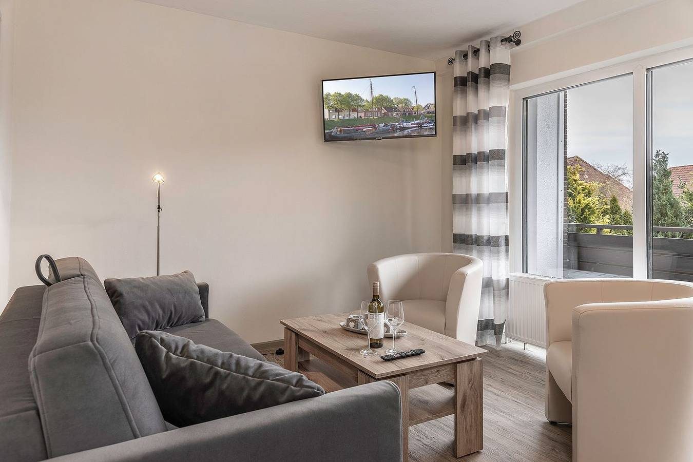 Klein, aber total romantisch: Auf ca. 45 qm bietet diese gemütlich eingerichtete Ferienwohnung viel "Platz" für Zweisamkeit und auf dem kleinen Balkon lassen sich beinahe die Gestirne vom Himmel holen. — Bild 4