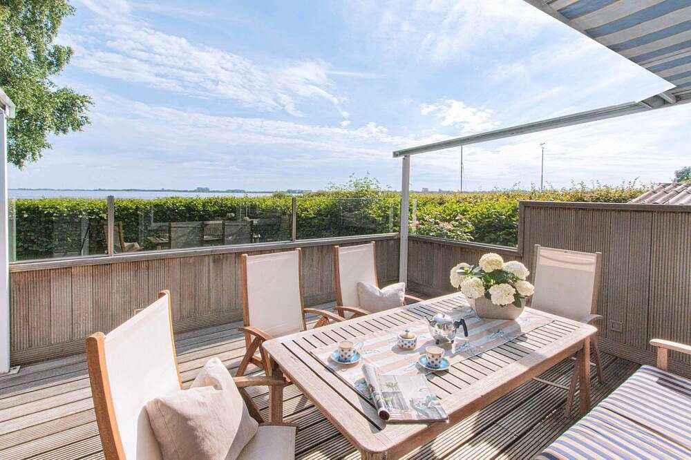 5 Sterne Ferienhaus mit freiem Seeblick, direkter Wasserlage und eigenem Steg.