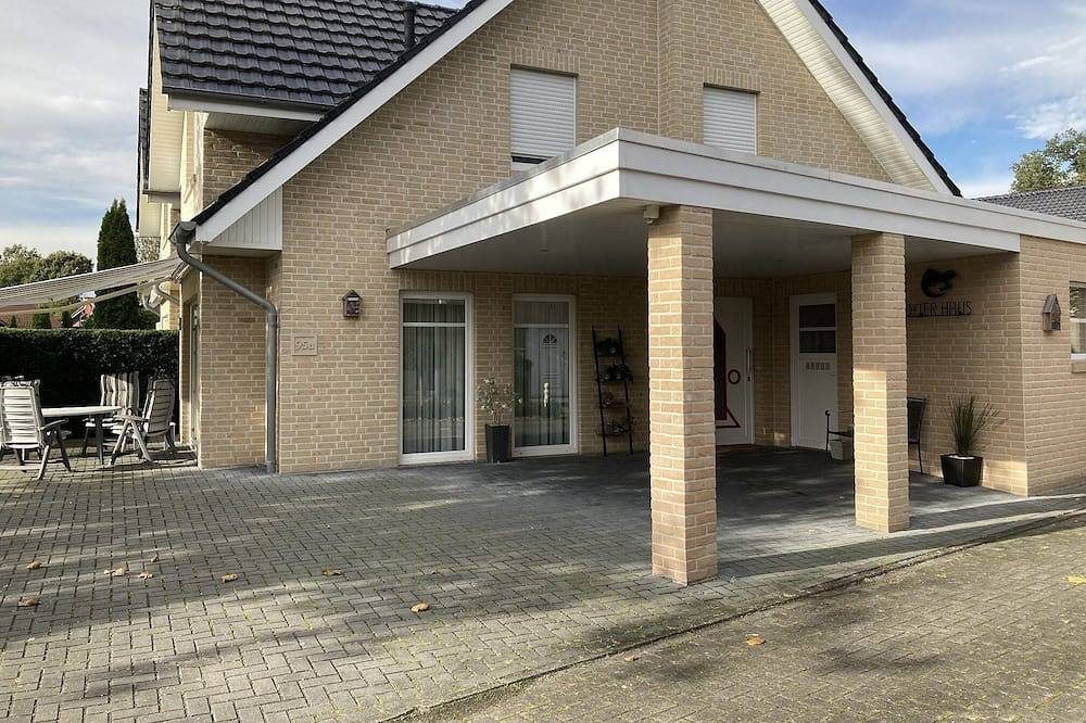Superschöne Voll Ausgestattete Doppelhaushälfte mit Carport