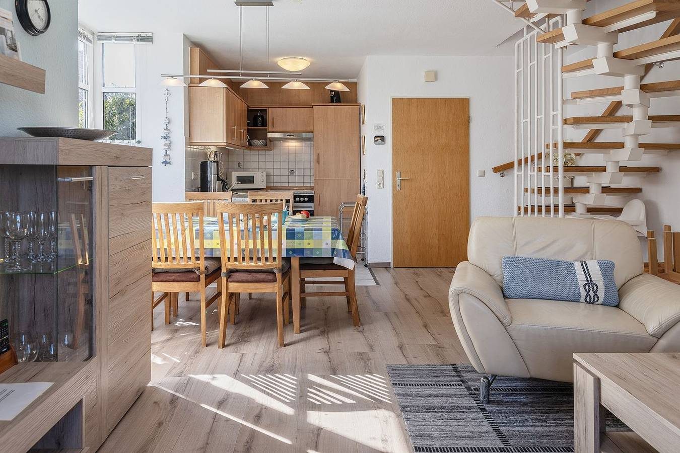 Platz satt: Dieses herrlich gelegene Reihenendhaus mit ca. 75 qm liegt direkt an der Harle und bietet sowohl innen als auch außen genügend Bewegungsfreiheit. — Bild 4