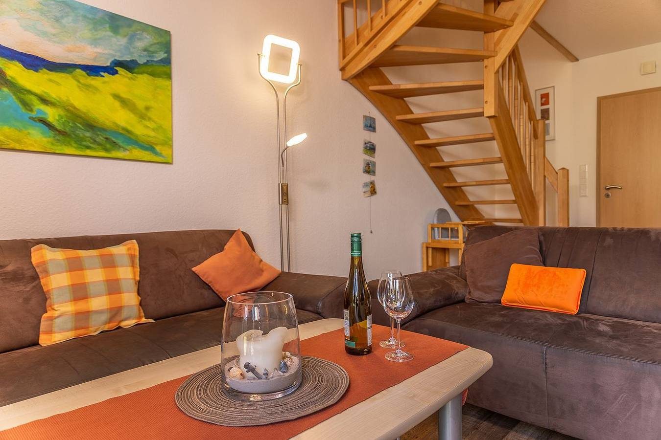 Dieses  Reihenmittelhaus besticht mit seiner freundlichen Einrichtung. Auf ca. 62 qm haben 4 Personen und 1 Kleinkind genügend Platz.. — Bild 4