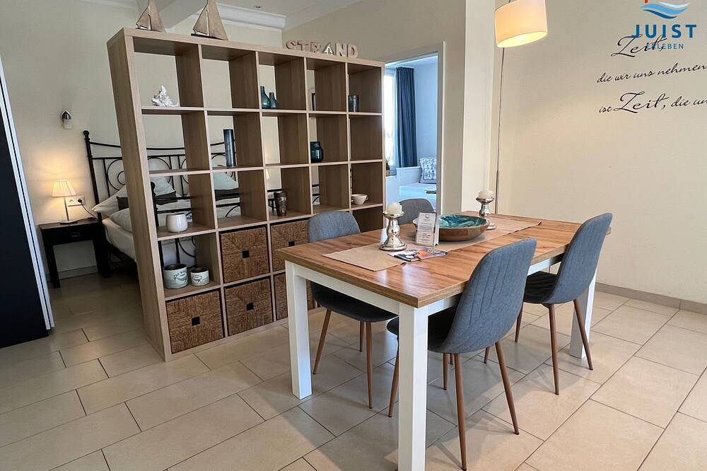 Hundefreundliche modern ausgestattete Ferienwohnung mit Westbalkon in Wattnähe. — Bild 5