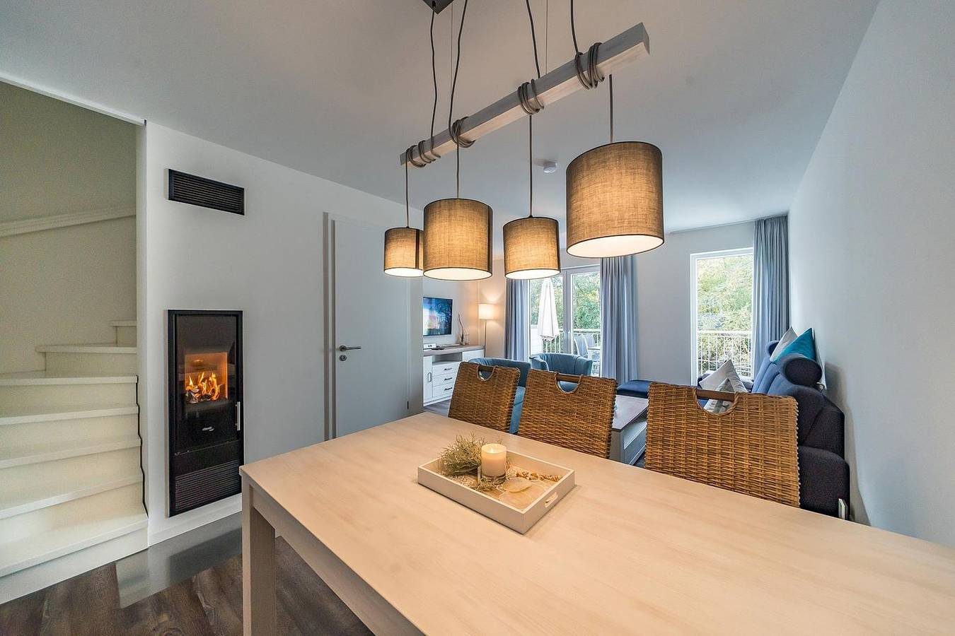 Tolles Ferienhaus mit Sauna, Kamin, Terrasse am Wasserlauf und Balkon zum Deich — Bild 5