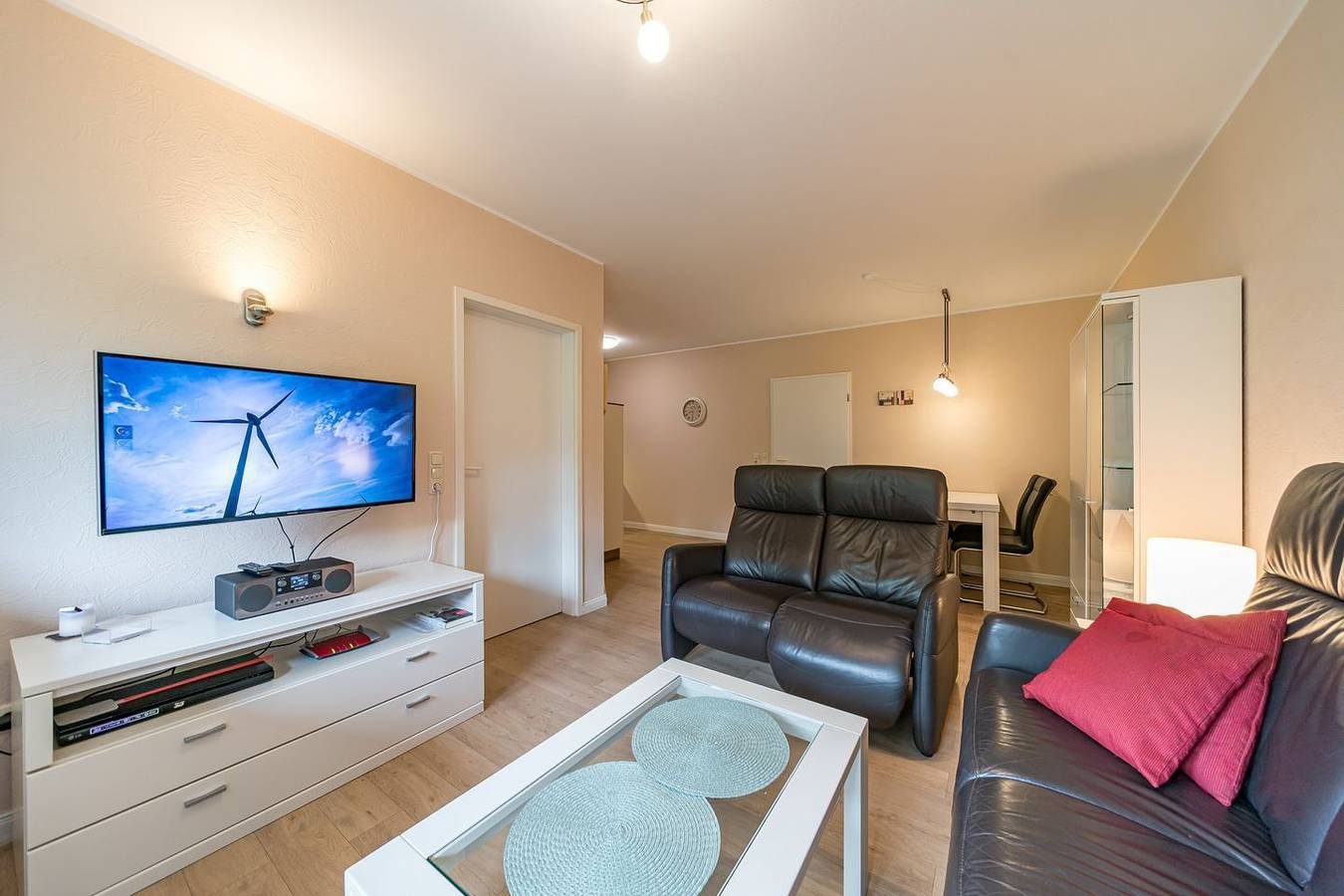 Stilvolle und komfortable Ferienwohnung mit Balkon - nur 200 m zum Sandstrand! — Bild 2